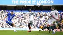Pemain Chelsea Mateo Kovacic (kiri) mencoba melepaskan tembakan ke gawang dan diselamatkan oleh kiper Plymouth Argyle Michael Cooper pada putaran keempat Piala FA di Stadion Stamford Bridge, London, Inggris, 5 Februari 2022. Chelsea menang 2-1. (AP Photo/Matt Dunham)