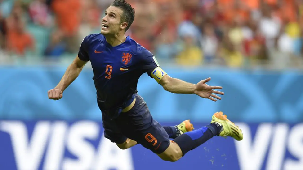 Belanda Produksi Koin Sundulan Superman Van Persie