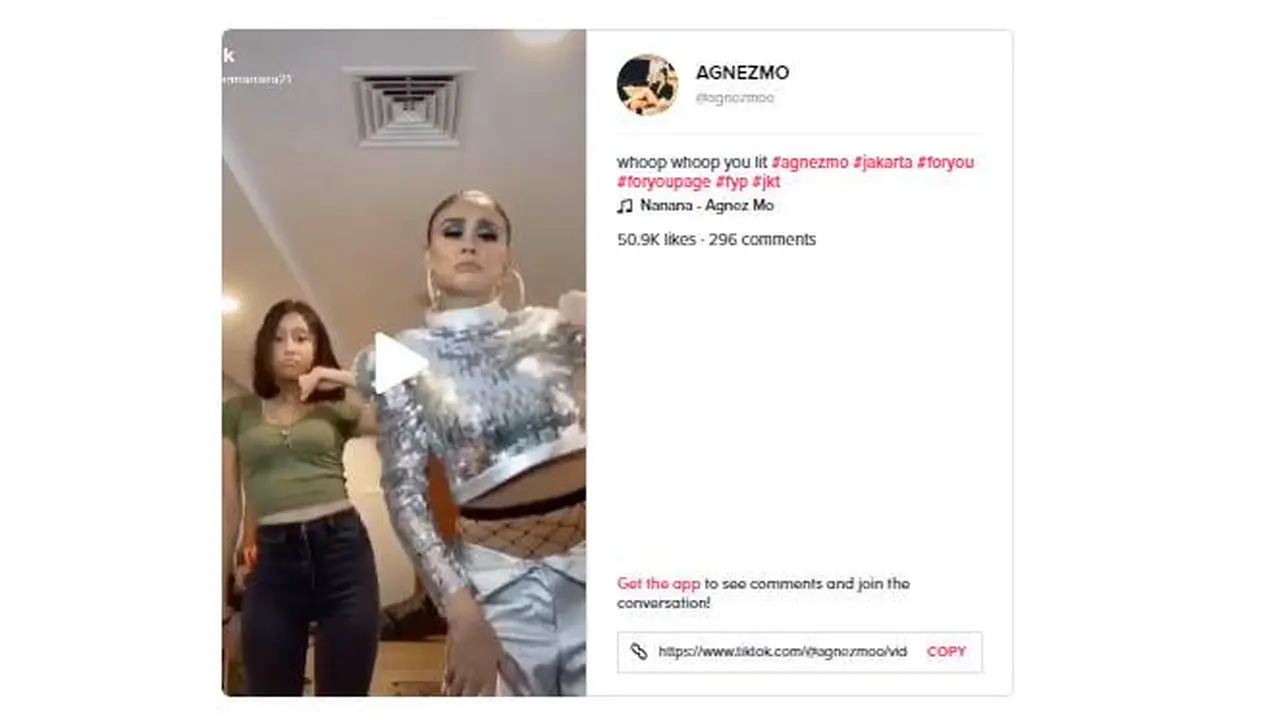 Agnez mengajak keponakannya untuk menari mengikuti lagunya yang sedang hits “Nanana”.