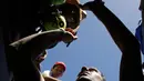 Petenis Jerman Prancis Richard Gasquet membubuhkan tanda tangan di bola tenis penggemarnya setelah memenangkan pertandingan putaran kedua Australia Terbuka melawan petenis Argentina Carlos Berlocq  di Melbourne, Kamis (19/1). (AP Photo/Aaron Favila)