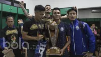 Para pemain Arema FC merayakan keberhasilan meraih Piala Presiden 2017 di ruang ganti Stadion Pakansari, Jawa Barat, Minggu (12/3/2017). Arema FC menang 5-1 atas Borneo FC pada laga final. (Bola.com/Vitalis Yogi Trisna)