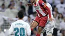 Penyerang Girona asal Uruguay, Cristhian Stuani (tengah) masuk dalam daftar top scorer La Liga Santander dengan menempati posisi kelima. Stuanitotal mencetak 21 gol selama musim 2017-2018. (AFP/Javier Soriano)