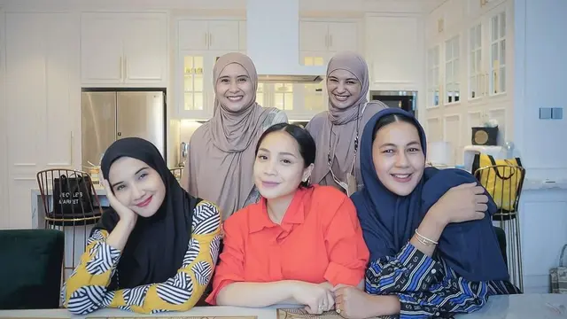Paula Verhoven tampil cantik berhijab