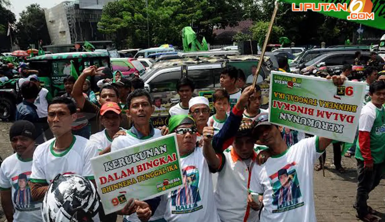 Warga PPP yang melakukan kampanye umum terbuka di Tugu Proklamasi Jakarta juga membawa pamflet yang berisi ajakan untuk hidup rukun tanpa membedakan SARA (Liputan6.com/Helmi Fithriansyah)
