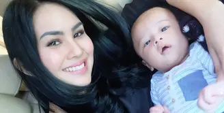 Kartika Putri kembali membuat keputusan yang begitu mulia. Meskipun belum menikah, Kartika kini telah memiliki dua orang anak. Ia kembali mengadopsi seorang bayi laki-laki yang bernama Arka.  (Instagram/kartikaputriworld)