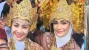 Raffi dan Nagita mengunjungi kampung halaman Zulkifli Hasan di Desa Way Pisang, Lampung Selatan. Nagita dan Putri Zulkifli Hasan berkesempatan mengenakan baju adat pengantin perempuan Lampung pesisir. [@putri_zulhas]