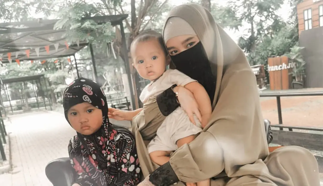 Inara mengaku sudah capek karena berulang kali sang suami selingkuh. Ia pun akhirnya membongkar perselingkuhan suaminya di media sosial.  [Instagram/mommy_starla]