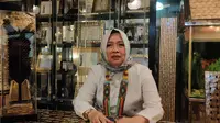 Siti Nurhandiah pelaku UMKM Istana Kerang Multidimensi Cirebon. Foto (Liputan6.com / Panji Prayitno)