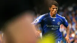 Khalid Boulahrouz - Nomor punggung sembilan biasanya identik dengan striker, namun mantan bek Hamburg SV ini mengenakannya saat di Chelsea. Gagal bersaing di lini belakang The Blues membuatnya terdepak dari Stamford Bridge. (AFP/Adrian Dennis)