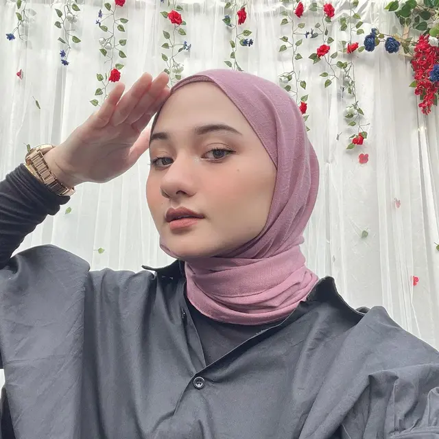 6 Potret Terbaru Nadzira Shafa Istri Mendiang Ameer Azzikra, Gaya Hijab Disorot