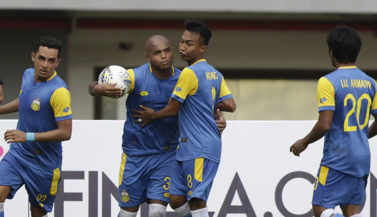 Bek Bhayangkara FC, Anderson Salles, melakukan selebrasi usai membobol gawang Mitra Kukar pada laga Piala Presiden 2019 di Stadion Patriot, Jawa Barat, Senin (11/3). Bhayangkara FC menang 2-1 atas Mitra Kukar. (Bola.com/M Iqbal Ichsan)