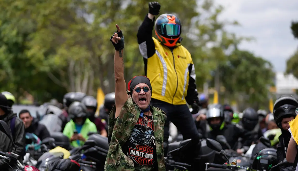 Mengutip laporan FOX News, Selasa (29/7), harga bensin di Kolombia diketahui telah meningkat dari 9.000 peso (Rp 33 ribu) per galon pada Agustus tahun lalu menjadi lebih dari 14,000 peso (Rp 55 ribu) saat ini, karena pemerintah Kolombia terus mengurangi subsidi setiap bulannya. (AP Photo/Fernando Vergara)