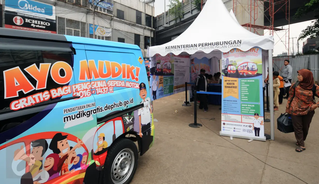 Warga melintas di depan posko Ayo Mudik Kemenhub di kawasan Pasar Kebayoran Lama, Jakarta, Selasa (17/5/2016). Posko pendaftaran ini dibuka di beberapa tempat di Jakarta secara bergantian hingga 12 Juni mendatang. (Liputan6.com/Helmi Fithriansyah)