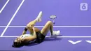 Laga sempat terhenti karena Malvika Bansod mendapat perawatan di bagian lututnya ketika salah melakukan pendaratan saat mengejar shuttlecock dari Putri Kusuma Wardani. Meski sempat mencoba, Malvika Bansod tidak mampu melanjutkan pertandingan dan mundur saat kedudukan 21-16, 15-16. (Liputan6.com/Herman Zakharia)