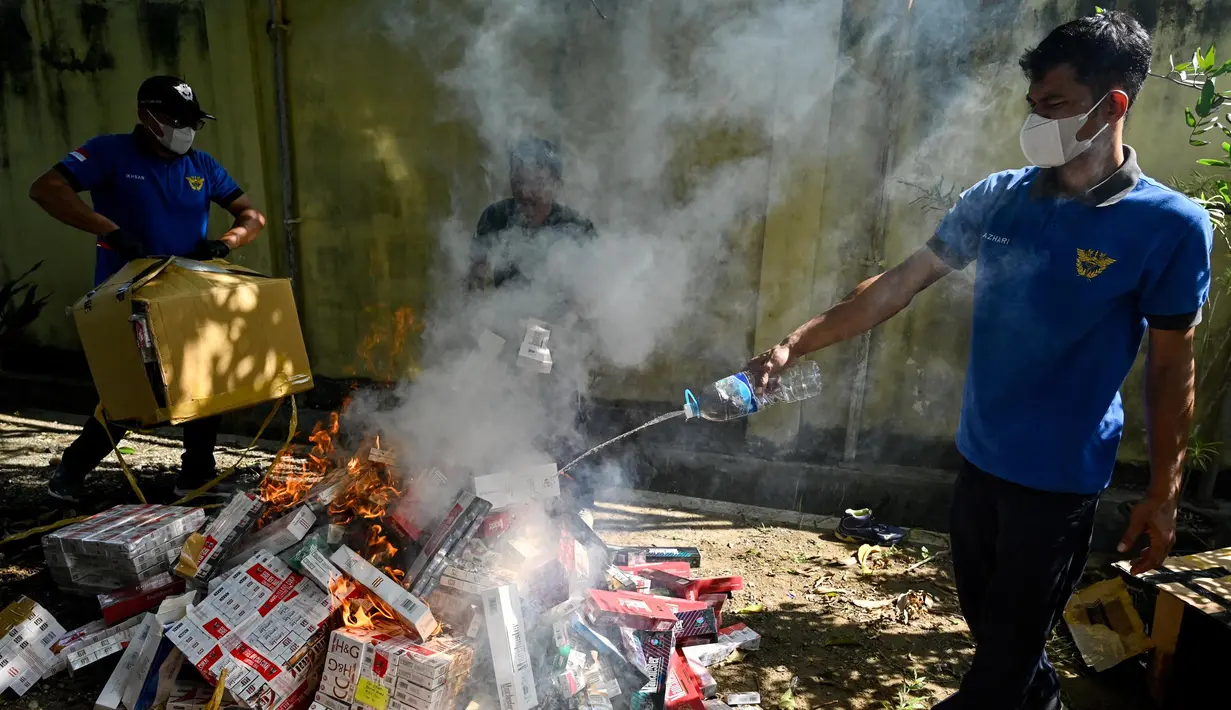 Barang-barang yang dimusnahkan berupa hasil tembakau berupa rokok ilegal, yaitu rokok yang tidak memenuhi ketentuan peraturan perundang-undangan di Indonesia. (CHAIDEER MAHYUDDIN/AFP)