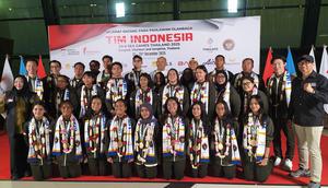 Tim renang Indonesia tiba di Tanah Air setelah menuntaskan perjuangan mereka di SEA Games 2025 Thailand. Rombongan atlet mendarat di Bandara Soekarno-Hatta, Tangerang, Selasa (16/12/2025) malam pukul 19.00 WIB. (Bola.com/Robby Dian)