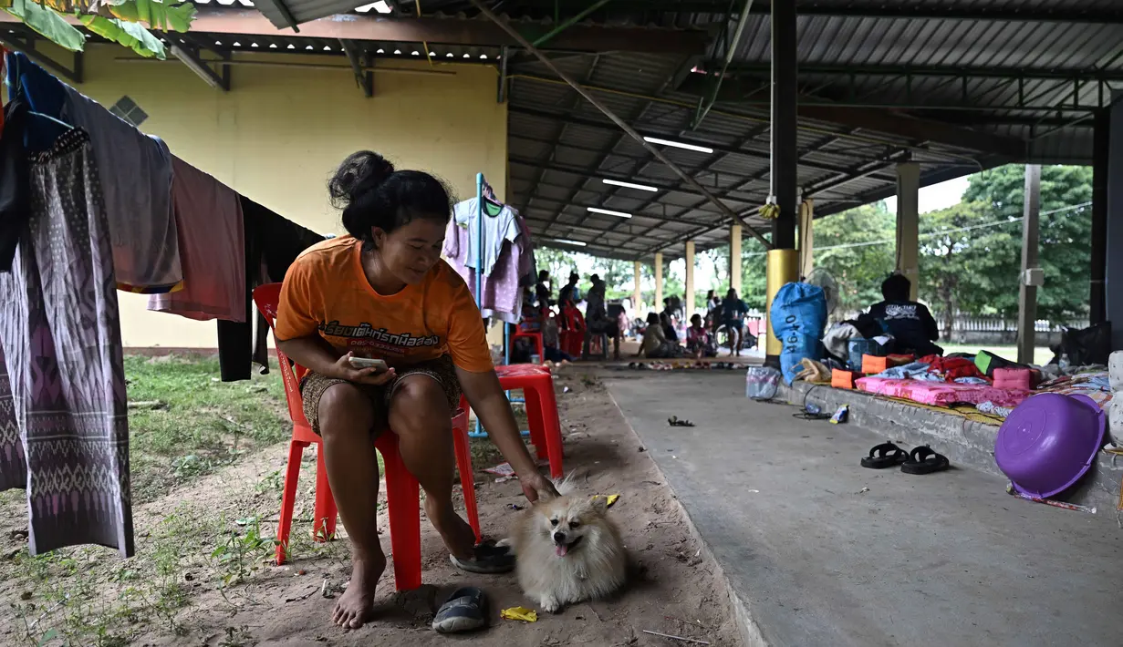 Sebanyak 15 orang di Thailand dilaporkan tewas, terdiri dari 14 warga sipil dan seorang tentara, sementara 46 orang lainnya luka-luka, termasuk 15 prajurit. (Lillian SUWANRUMPHA/AFP)
