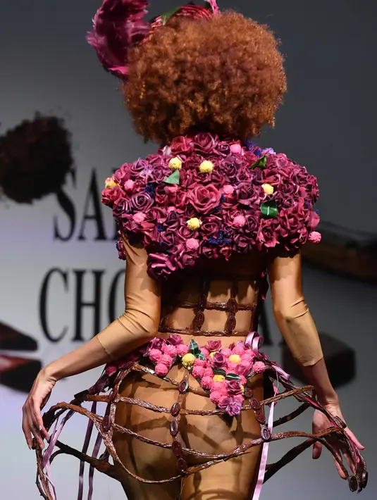 Seorang model memamerkan gaun yang terbuat dari cokelat selama Chocolate Fair di Brussels, Belgia, Kamis (21/2). Pameran ini bertema 'Taste and naturality: Nature offers something to suit all'. (EMMANUEL DUNAND/AFP)
