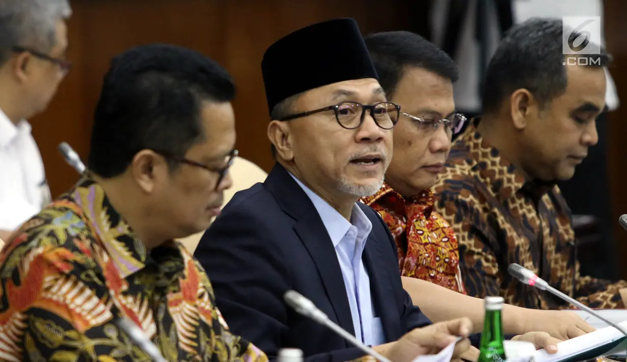 Ketua MPR Zulkifli Hasan saat memimpin rapat gabungan di Kompleks Parlemen, Jakarta, Senin (23/9/2019). Rapat membahas tata tertib pimpinan MPR periode 2019-2024. (Liputan6.com/JohanTallo)