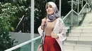 Perempuan beralis tebal ini semakin terlihat cantik dengan hijabnya. Terlebih dengan kepiawaiannya memadu-padankan busana yang dipakainya sehari-hari. (Instagram/vebbypalwinta)