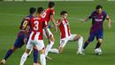 Striker Barcelona, Lionel Messi, berusaha melewati pemain Athletic Bilbao pada laga La Liga di Stadion Camp Nou, Selasa (23/6/2020). Barcelona menang 1-0 atas Athletic Bilbao. (AP/Joan Monfort)