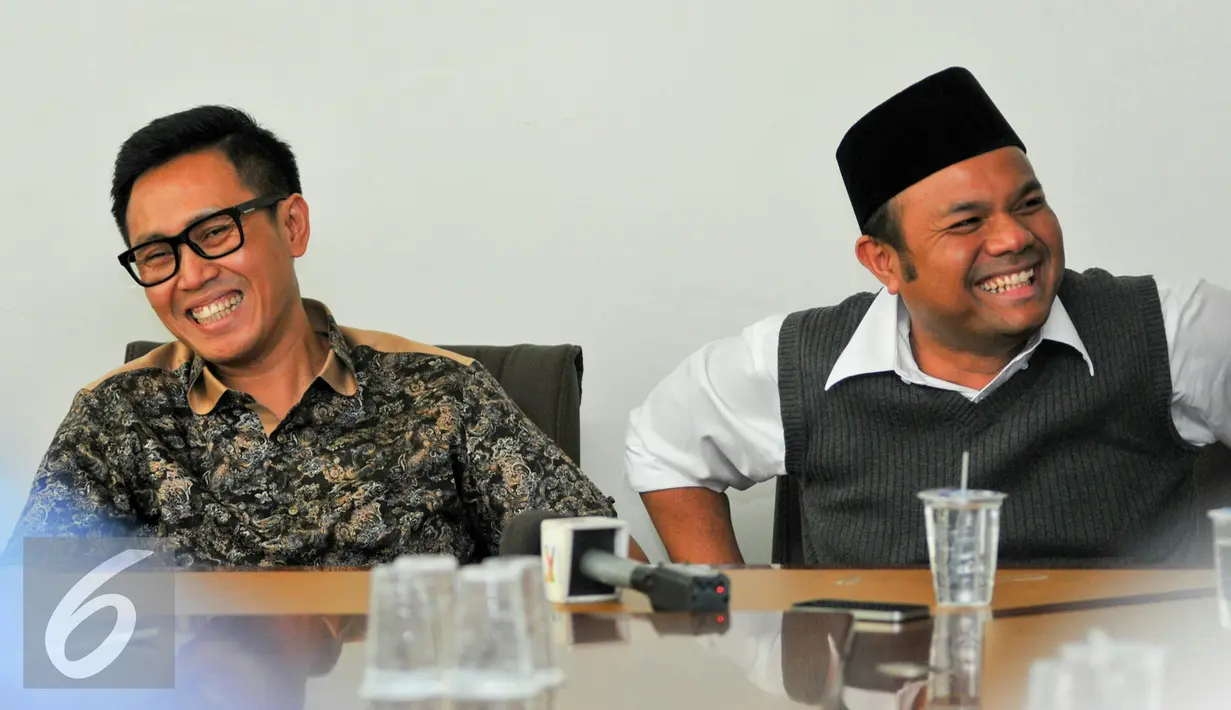 Bacagub DKI Jakarta, Muhhamad Idrus dan Eko Patrio tertawa saat berbincang di Graha Komando, Kalimalang, Jakarta, Selasa (19/4). Kunjungan Idrus bagian dari silahturahmi dan berdiskusi mengenai kondisi Jakarta saat ini. (Liputan6.com/Yoppy Renato)