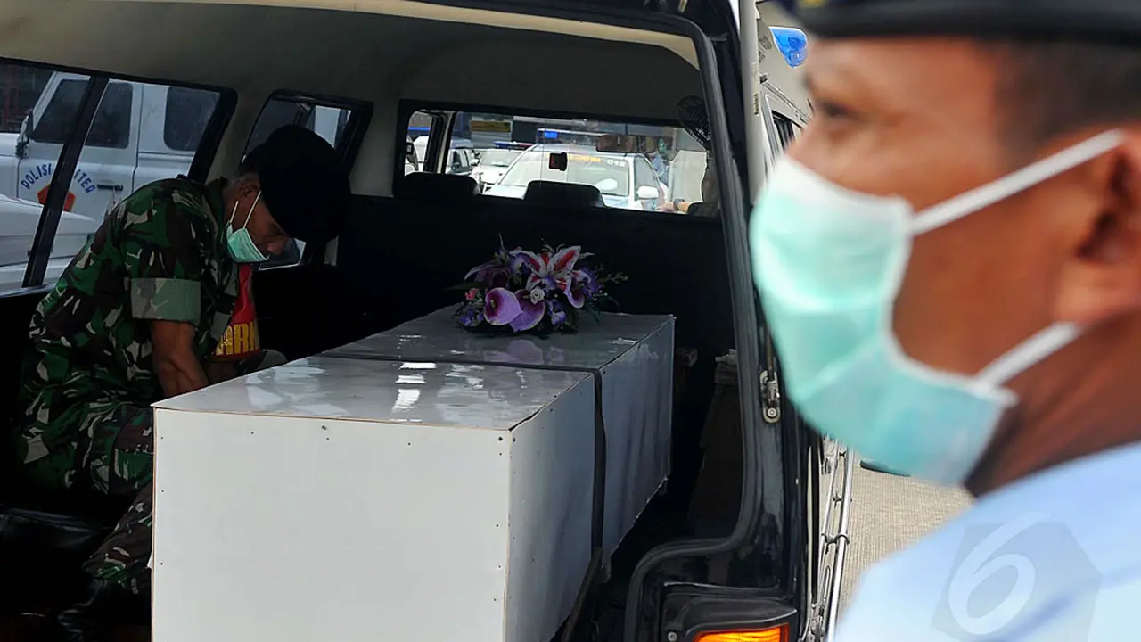 12 Jenazah Korban Pesawat AirAsia QZ8501 Tiba Di Surabaya