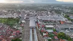 Foto udara yang memperlihatkan lanskap Stasiun Rangkasbitung Ultimate di Lebak, Banten, Senin (24/11/2025). Kementerian Perhubungan melalui Balai Teknik Perkeretaapian kelas 1 Jakarta melakukan uji coba pengoperasian gedung baru Stasiun Rangkasbitung Ultimate pada Selasa (25/11/2025). (merdeka.com/Arie Basuki)
