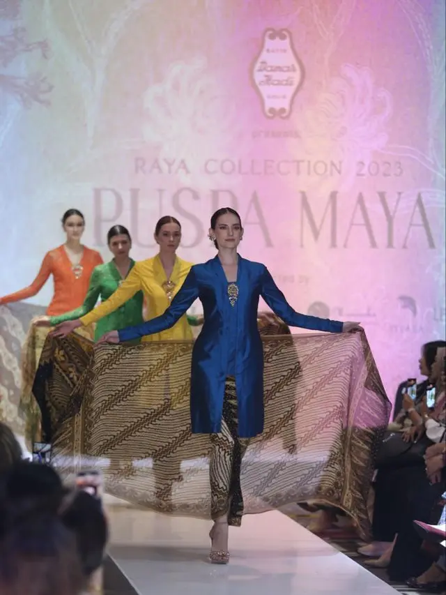 Pergelaran busana tahunan Raya Collection Puspa Maya dari Batik Danar Hadi Solo di Jakarta, 16 Maret 2023. (Foto: Dok. Instagram @danarhadi_id)