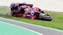Martin terpeleset di tikungan 4 saat menghindari pembalap Yamaha, Fabio Quartararo. (AFP/Paul Crock)