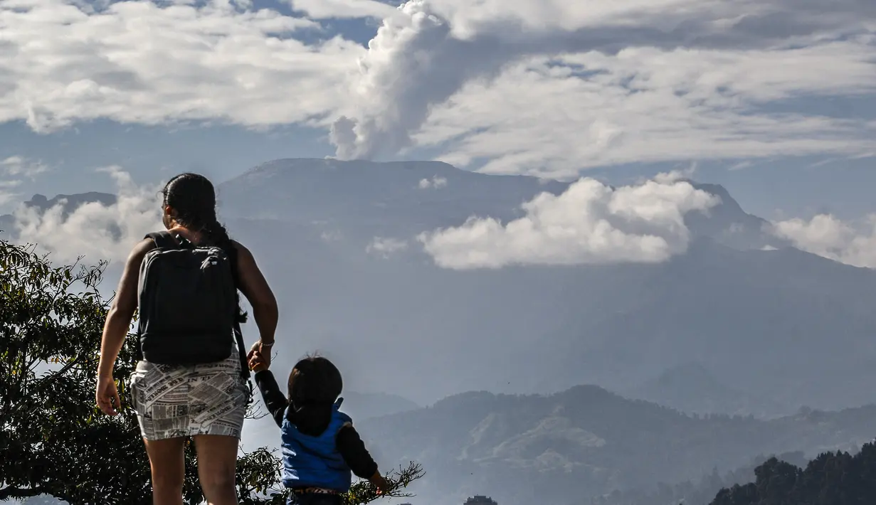 Gunung berapi Nevado del Ruiz mengeluarkan awan abu di Manizales, Departemen Caldas, Kolombia, pada 3 April 2023. (JJ BONILLA / AFP)