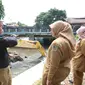 Bupati Banyuwangi Ipuk Fiestiandani meninjau langsung noirmalisasi Sungai Kali loh untuk antisipasi banjir (Istimewa)