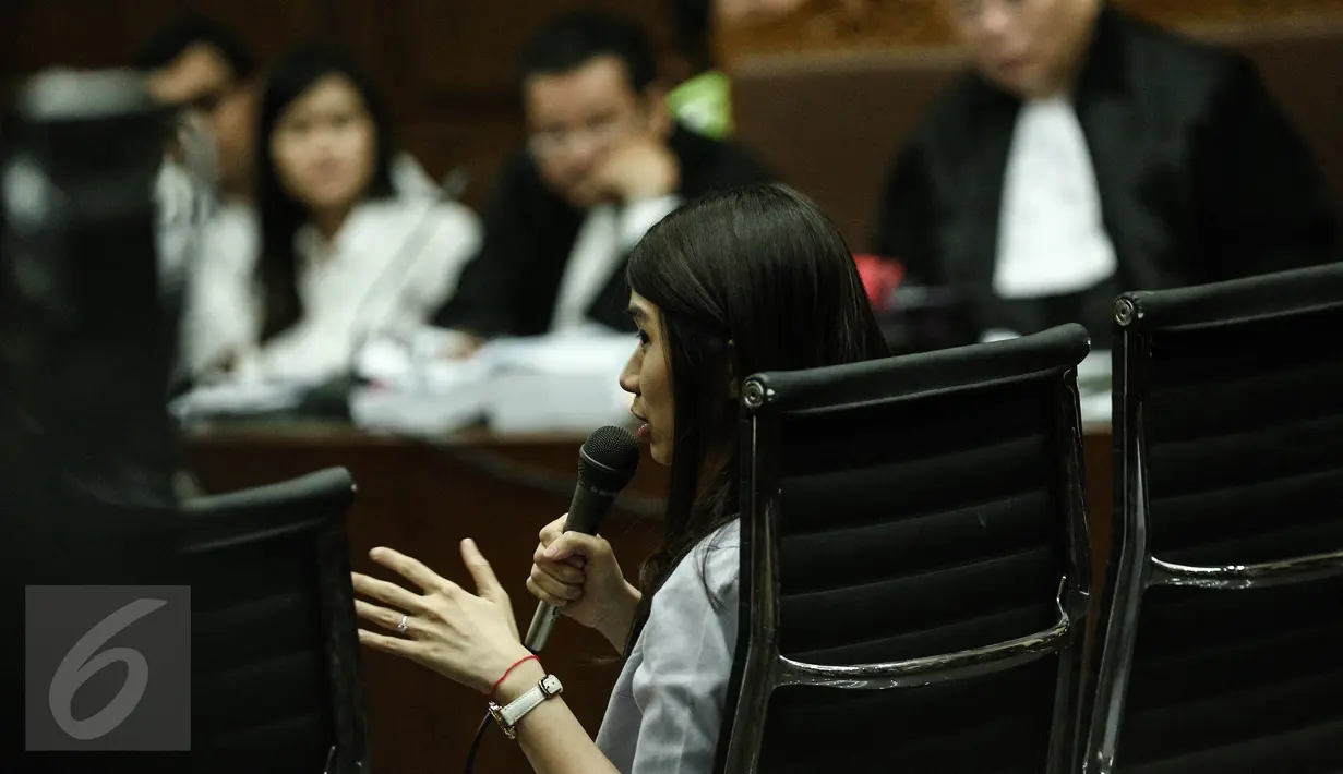Hanie Juwita Boon memberikan kesaksian dalam sidang lanjutan kasus pembunuhan Wayan Mirna Salihin di Pengadilan Negeri Jakarta Pusat, Rabu (13/7). Hanie merupakan teman minum kopi korban dan tersangka, Jessica Kumala Wongso. (Liputan6.com/Faizal Fanani) 