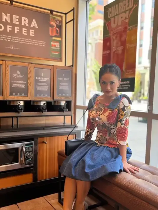 <p>Kecantikan Krisdayanti sudah tak diragukan lagi. Apalagi kini, Krisdayanti sudah menjadi seorang nenek namaun tetap kelihatan awet muda. (Foto: Instagram.com/krisdayantilemos)</p>