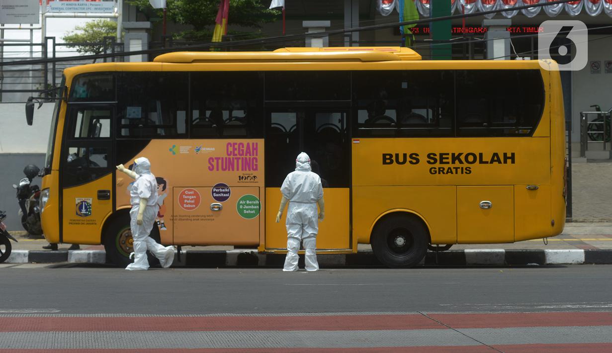 Bus sekolah menjemput pasien Covid-19 berstatus orang tanpa gejala (OTG) di Puskesmas Jatinegara, Jakarta, Selasa (22/9/2020). Sejumlah unit bus sekolah kini dialihfungsikan menjadi kendaraan untuk mengantar pasien Covid-19 berstatus OTG menuju RS Darurat Wisma Atlet. (merdeka.com/Imam Buhori)