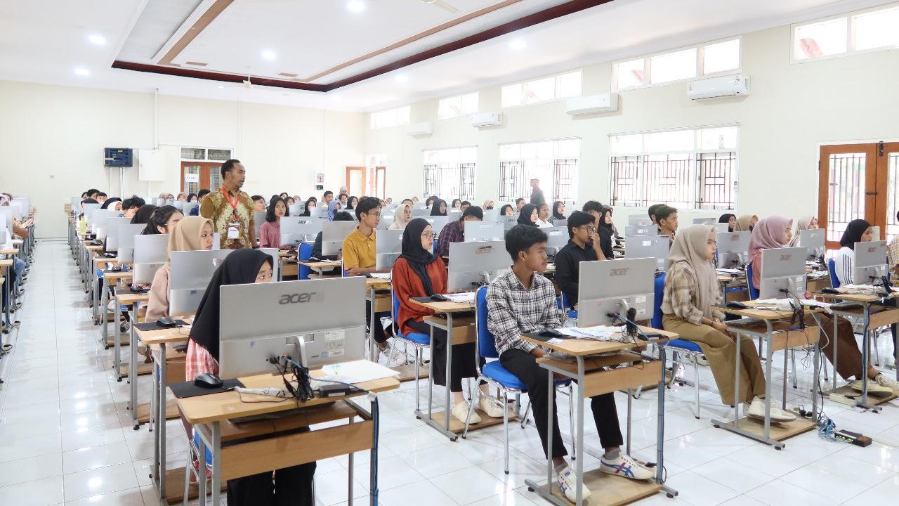 Suasana hari pertama pelaksanaan Ujian Tulis Berbasis Komputer (UTBK) Seleksi Nasional Berbasis Tes (SNBT) di Universitas Jember. (Istimewa)