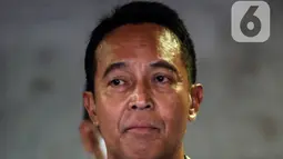 Panglima TNI Jenderal TNI Andika Perkasa memberikan keterangan kepada awak media saat menyambangi rumah dinas Ketua DPD RI AA LaNyalla Mahmud Mattaliti di kawasan Kuningan, Jakarta Selatan, Rabu (24/11/2021). (Liputan6.com/Johan Tallo)