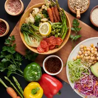 Protein, karbohidrat kompleks, dan lemak sehat dapat menjadi kombinasi yang tepat untuk memenuhi kebutuhan kalori harian. (Foto/Dok: Magnific)