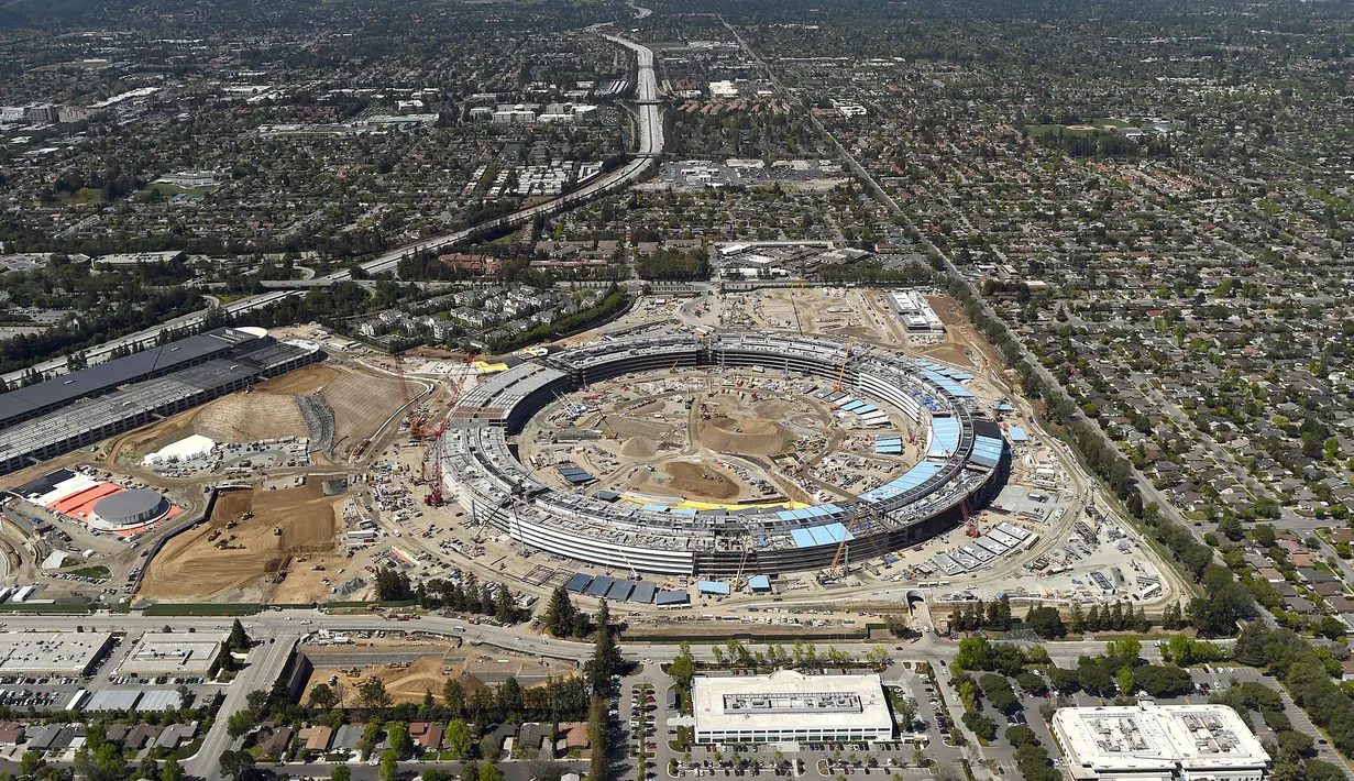 Bangunan proyek Apple Campus 2 saat dalam pembangunan di Cupertino, California (6/4).Bangunan yang berbentuk seperti cincin tersebut memiliki luas sekitar 70 hektare dan dapat menampung hingga 13.000 karyawan. (REUTERS / Noah Berger)