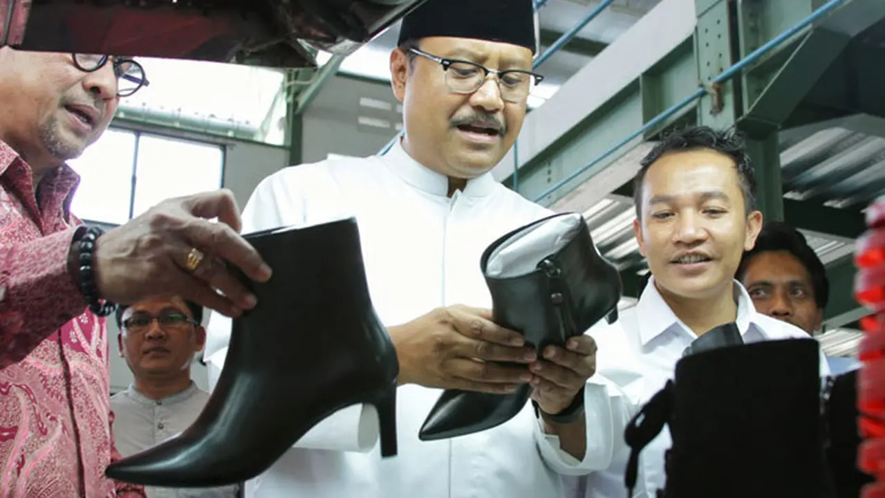 Kunjungi Pabrik Sepatu Madiun, Gus Ipul Komitmen Jaga Industri Padat Karya