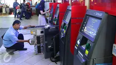  Petugas melakukan pengecekan mesin Anjungan Tunai Mandiri (ATM) di Jakarta, Selasa (17/5). Catatan Bank Indonesia (BI) menunjukkan, pengadaan ATM tidak banyak bertambah signifikan yang hanya mencapai 0,87 %. (Liputan6.com/Angga Yuniar)