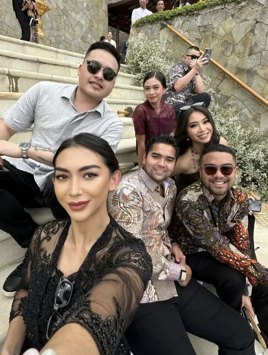 Yuki Kato hadir mengenakan atasan kebaya semi transparan warna maroon. Dengan rambut yang disanggul rapi. [@_shaniasalsabila]