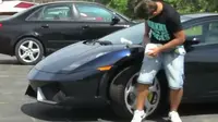 Seorang pemuda jahil harus tersengat listrik ketika melancarkan aksi usilnya di atas Lamborghini. 