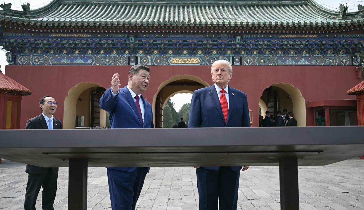 Presiden Tiongkok, Xi Jinping (tengah) dan Presiden Amerika Serikat (AS), Donald Trump saat mengunjungi Temple of Heaven, Beijing, Kamis 14 Mei 2026. (Brendan Smialowski/Pool Photo via AP)