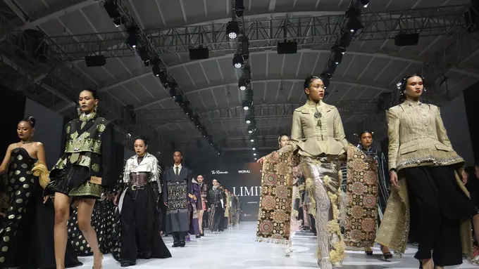 Cita Tenun Indonesia Gaet Desainer Senior hingga Muda di Panggung JFW 2026 untuk Membuat Koleksi Tenun di Berbagai Daerah Indonesia. [Budy Santoso/Fimela]