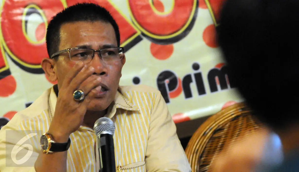 Politikus PDI Perjuangan Masinton Pasaribu (kiri) berbicara saat diskusi bertajuk "Benarkah Kabinet Kerja Jokowi-JK Gagal?" di Jakarta, (24/12). Ia mengungkapkan bahwa Presiden Jokowi berencana merombak kabinet jilid kedua. (Liputan6.com/Helmi Afandi)