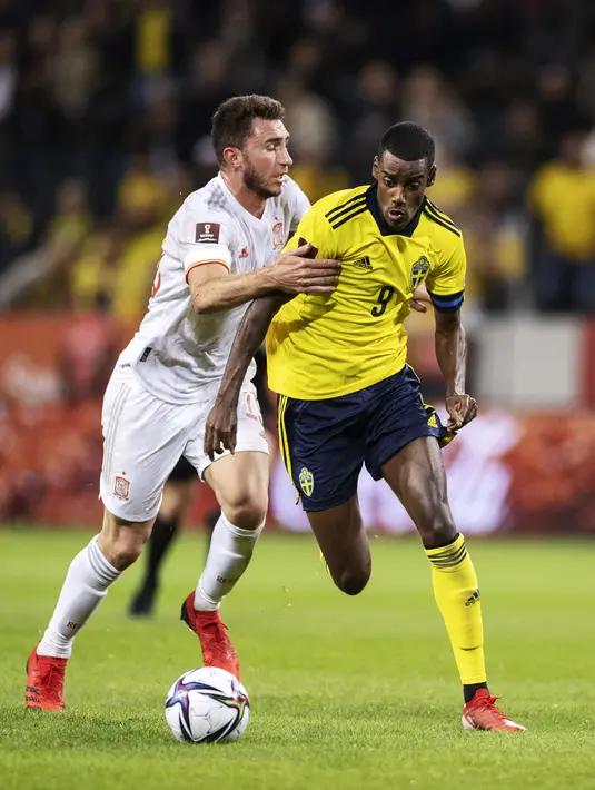 Pemain Spanyol Aymeric Laporte (kiri) berebut bola dengan pemain Swedia Alexander Isak (kanan) pada pertandingan Grup B kualifikasi Piala Dunia 2022 di Friends Arena, Stockholm, Swedia, Kamis (2/9/2021). Swedia menang 2-1. (Nils Petter Nilsson/TT News Agency via AP)
