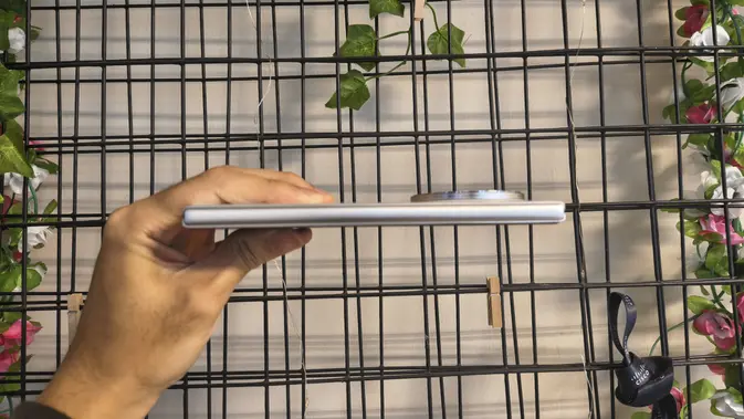 <p>Tampak sisi kiri vivo Fold 5 ketika dilipat. (Liputan6.com/Anka Fergy Agustian)</p>