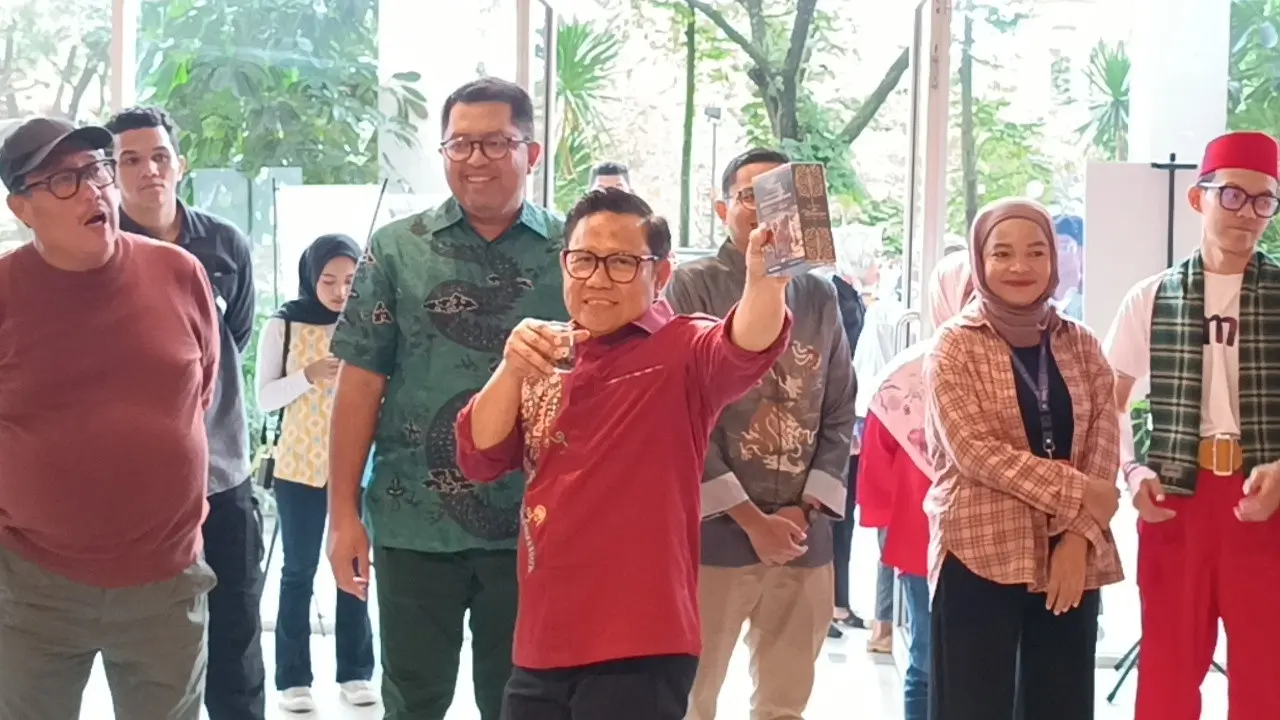 Menteri Koordinator Bidang Pemberdayaan Masyarakat Muhaimin Iskandar atau Cak Imin mengunjungi pelaku UMKM di TMII, Jakarta Timur, Rabu (29/1/2025).