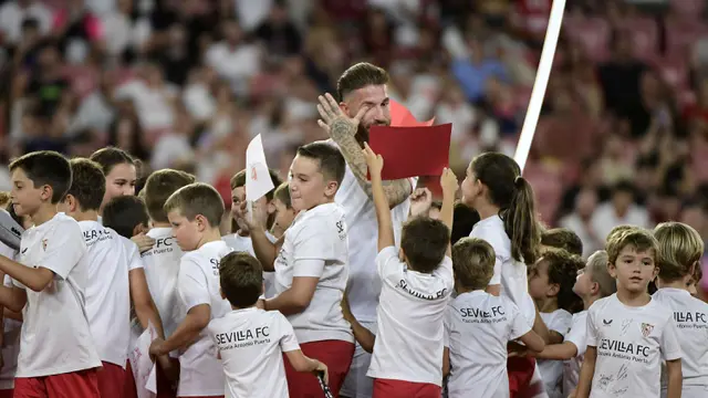 Foto: Momen Haru saat Sergio Ramos Diperkenalkan di Depan Publik Sevilla, Tak Mampu Membendung Air Matanya